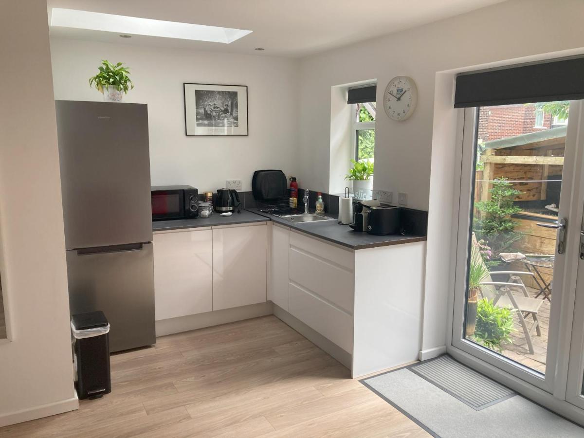 Beautiful Detached Private Annex In Great Location Appartement Manchester Buitenkant foto